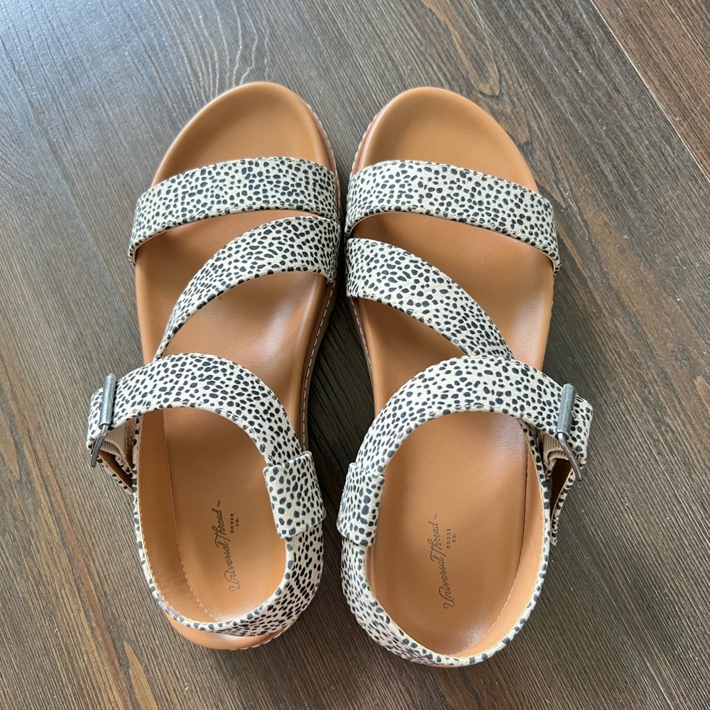 Universal Thread Black and Tan Sandals